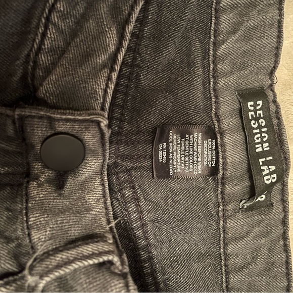 LAST CHANCE 🤍DESIGN LAB - Embroidered Flower and Hummingbird Black Jean Shorts - Picture 4 of 10